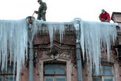 В Харькове около 250 домов очистили от сосулек 