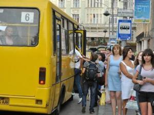 Львівські зупинки потерпають від вандалів