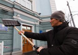 Мэру Житомира за «качественную» уборку города подарили лопату