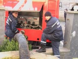  Волынские работники МЧС откачивают воду с затопленных участков