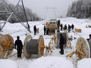 Мисливець за металобрухтом відкрутив від електроопори півсотні деталей