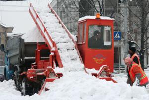 Львовским водителям приходится изменить маршрут из-за снега, который сбрасывают в реку