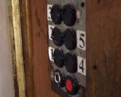 Жители Херсона платят за экстремальный подъем в лифтах