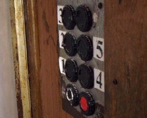 Жители Херсона платят за экстремальный подъем в лифтах