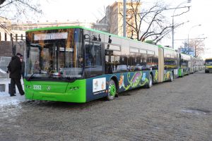 Харківським тролейбусам завадять їздити старі дерева