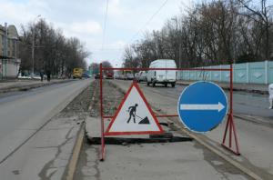 Запорожские коммунальщики продолжают латать улицы