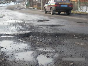 Розбиті дороги Луганська засипають сіллю і шлаком