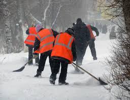 Як розгрібають сніг у містах