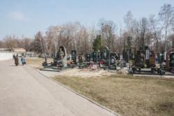 На харьковские кладбища пришли волонтеры