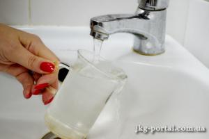 Питна вода: як самостійно оцінити якість