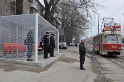 В Донецке соорудили футбольные ворота на остановке
