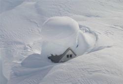 На Луганщині снігом  провалило дах будинку